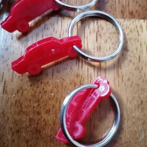 Portachiavi a forma di macchinina rossa