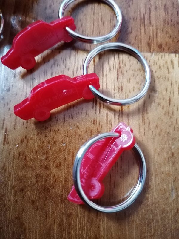 Portachiavi a forma di macchinina rossa